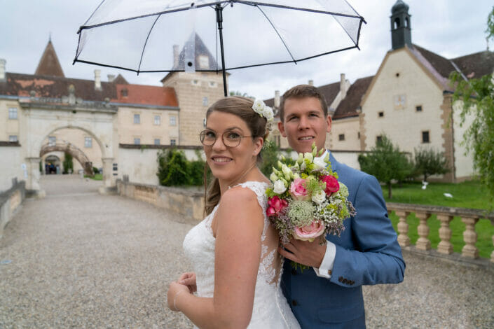 Brautpaar im Regen