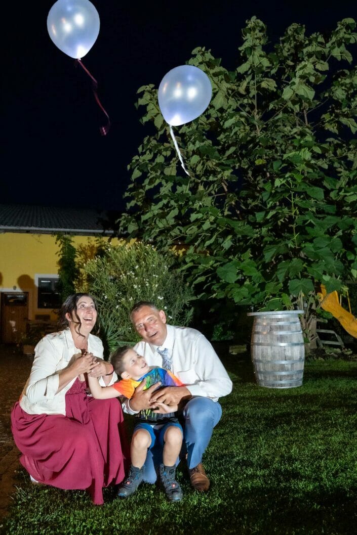 Opa mit Enkel und Luftballon bei Nacht